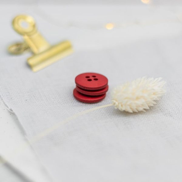 Klassischer 4-Loch-Knopf aus rotem Kunstharz, Größe: 15 mm