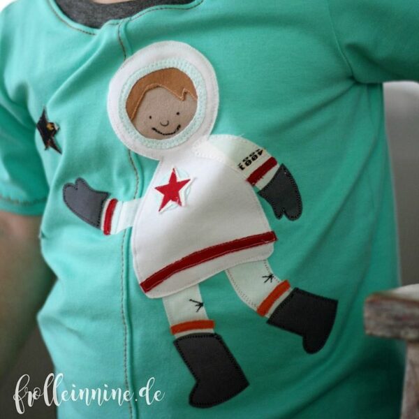 Astronaut Appliziervorlage -- selbst genähte Applikation auf einem T-Shirt