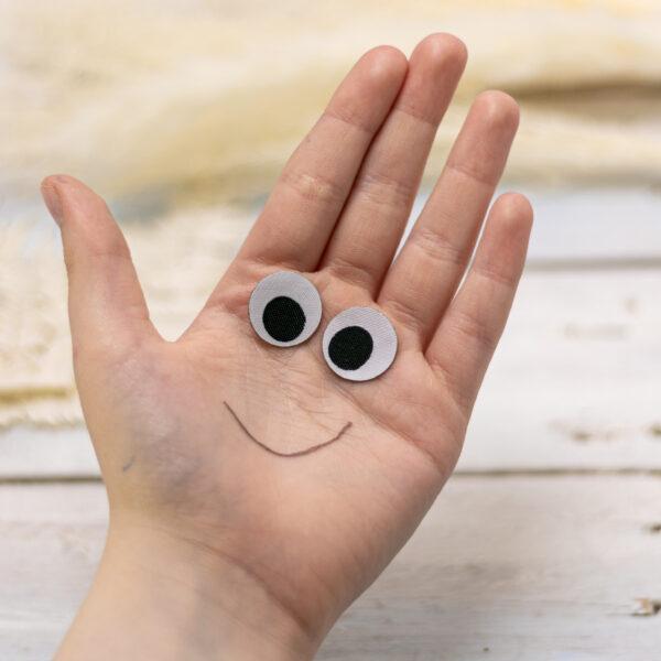 Auge Aufnaeher – runde Weblabel zum Aufbuegeln in einer Hand, 20 mm