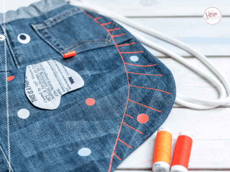 Upcycling-DIY: Selbst genähte Rucksack-Scholle mit abgesteppten Flossen