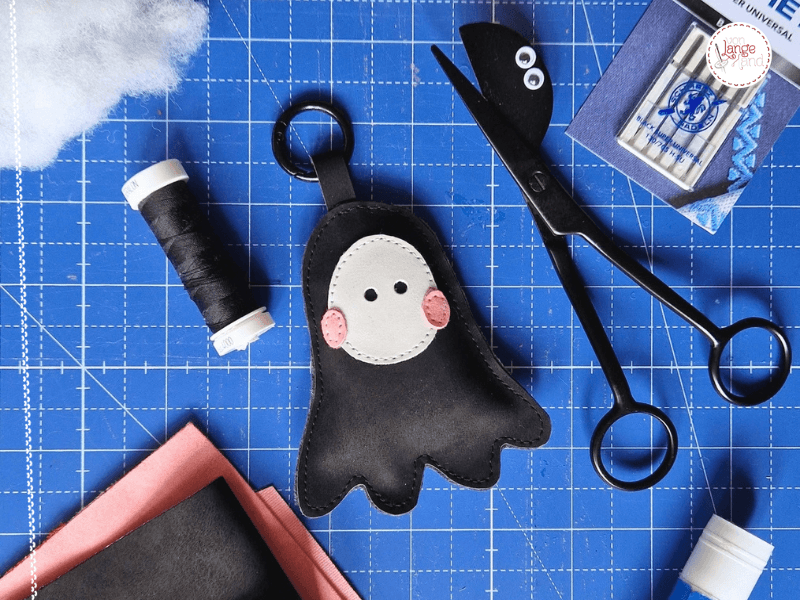 Gespenster Taschenanhänger aus Kunstleder nähen