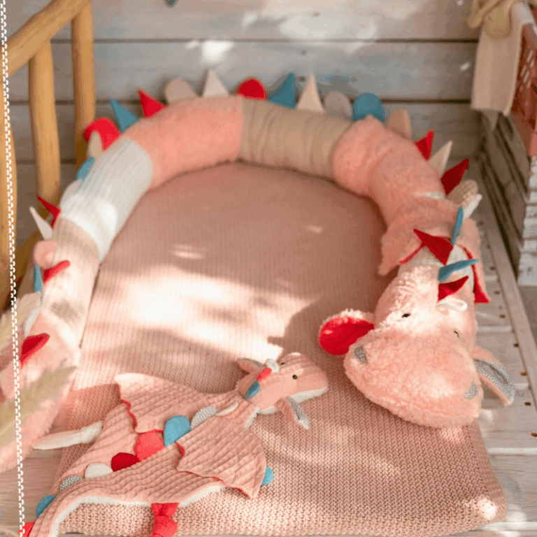 selbst genähte Bettschlange Drache in Apricot