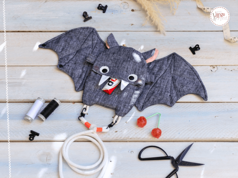 Selbst genähte Fledermaus-Tasche zum Unhaengen mit ausgebreiteten Flügeln als originelle Wendetasche für Süßigkeiten.