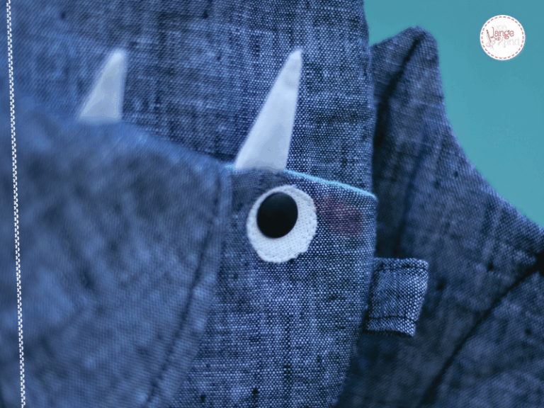 Nahaufnahme zeigt das Auge der Fledermaustasche aus Stoff und Druckknopf.